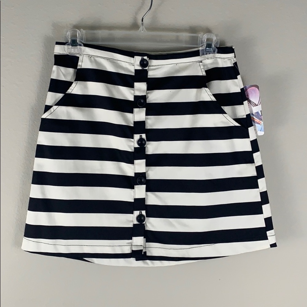 ❤❤ Lili White stripe mini skirt size S